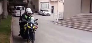 Bozüyük’te sınava geç kalan adayların yardımına polis yetişti Belgesini unutan ve geç kalan adaylar sınav salonlarına ulaştırıldı