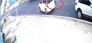Otomobilin araçtan inen çocuğa çarptığı kaza kamerada