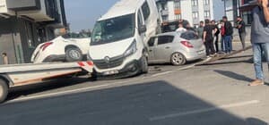 Otomobil ve minibüs çarpışıp savrulduktan sonra park halindeki araca çarptı: 3 yaralı