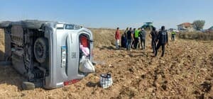 Çorum'da bariyerlere çarpan hafif ticari araç takla attı: 2 yaralı