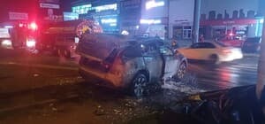 Tırla çarpışan otomobil küle döndü, alevler 3 saatte söndürüldü Alev topuna dönen araca itfaiyeden özel battaniyeli müdahale