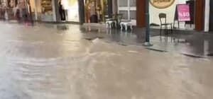 Çeşme'de sağanak, yaşamı olumsuz etkiledi
