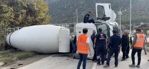 Freni boşalan beton mikseri otomobile çarpıp devrildi: 3 kişinin yaralandığı kaza kamerada