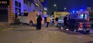 Kayseri’de otomobille çarpışan minibüs dükkana daldı: 2 yaralı