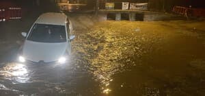 Muğla'da yağış nedeniyle yol çöktü, çukura düşen araç yolda mahsur kaldı