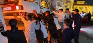Kız istemeye gittikleri mahallede meşaleler yakıp, çekicideki otomobile patinaj yaptırdılar