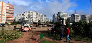 Antalya'da 4 kişinin ölümüne sebep olan hortum, şantiye alanına gelinceye kadar önüne geleni adeta parçalamış Hortum, ağaçları ve kamelyaları yerinden söküp demir bariyerleri bükerek geçmiş