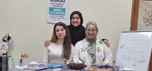 Kız yurdundaki 2 öğrenci 3 haftada Kur’an-ı Kerim okumaya başladı
