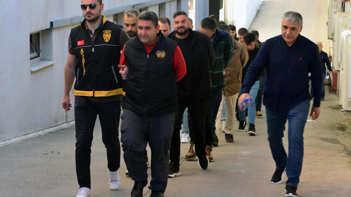 Adana merkezli 7 ilde kurgu trafik kazalarıyla sigorta şirketlerini dolandıran 80 şüpheli adliyede