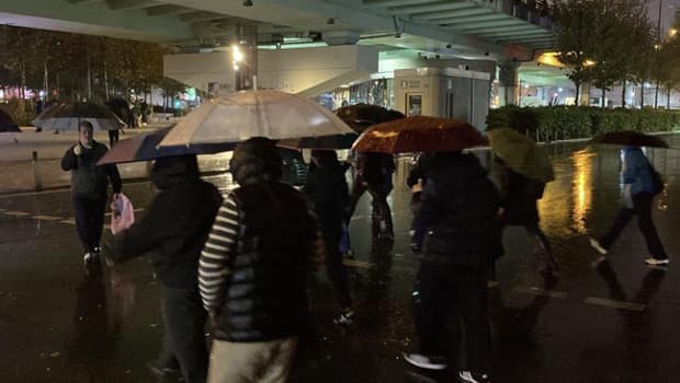 İstanbul sağanağa teslim: Yollar göle döndü, trafik durma noktasına geldi