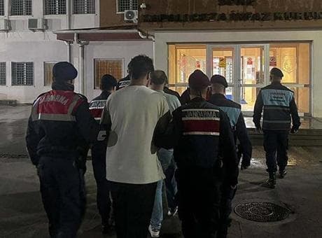Aydın'da 8 kaçak göçmen ile otel sahibi ve çalışanı tutuklandı