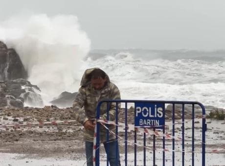 Bartın’da fırtına ve sağanak: 15 saatte 27 ihbar