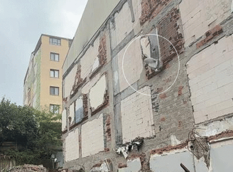 İstanbul'da sıradışı görüntü! Binayı yıktı, klozete dokunmadı
