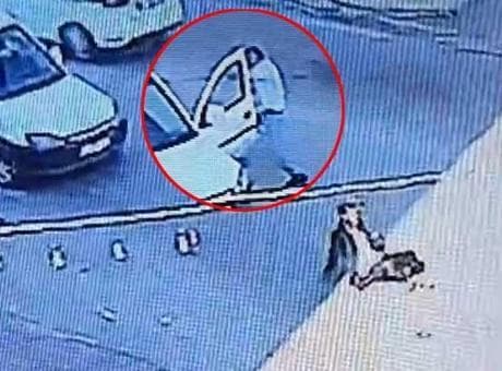 Akan trafikte akılalmaz tuzak! Direksiyona geçip arabayı çaldı