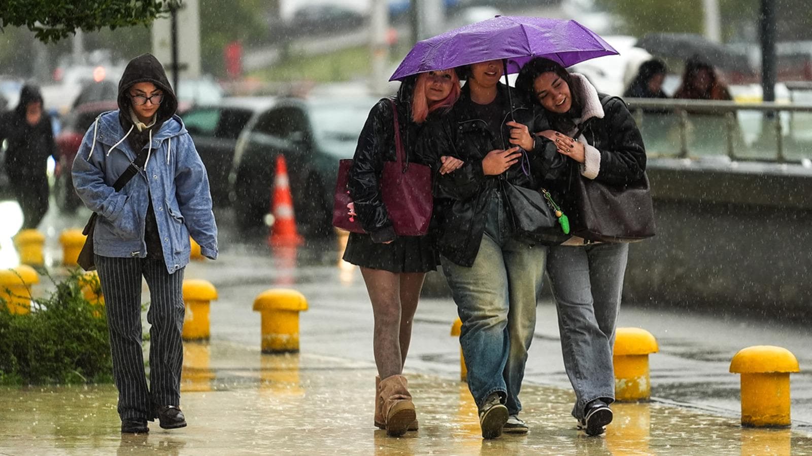 İstanbul'a sağanak geri dönüyor! Saatler içinde başlayacak