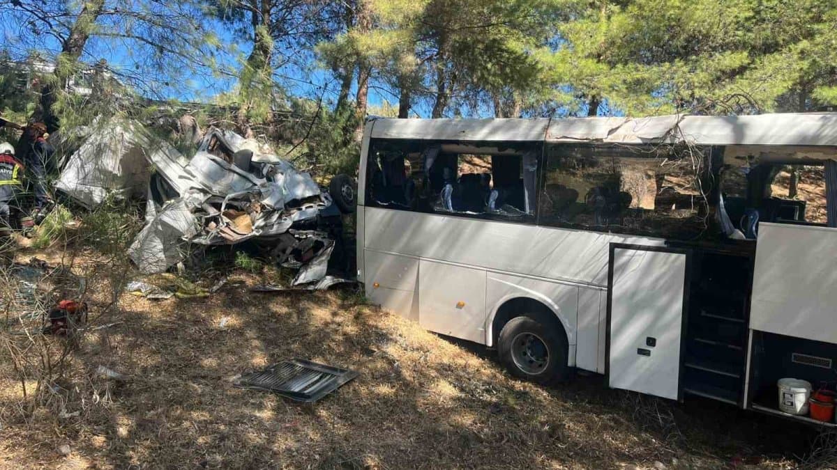 Germencik’te turist otobüsü ile midibüs çarpıştı: 2 ölü, 9 yaralı
