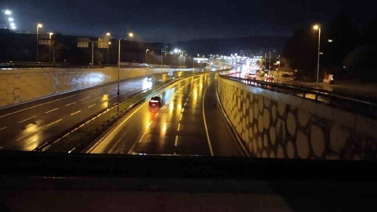 Şile Otoyolu’nun Ümraniye yönü su taşkını nedeniyle kapatıldı