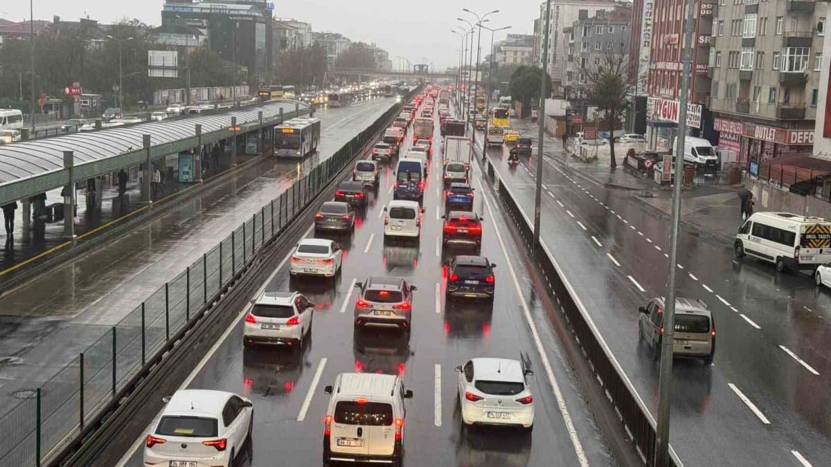 İstanbul’da yağış ve fırtına ulaşımı olumsuz etkiledi