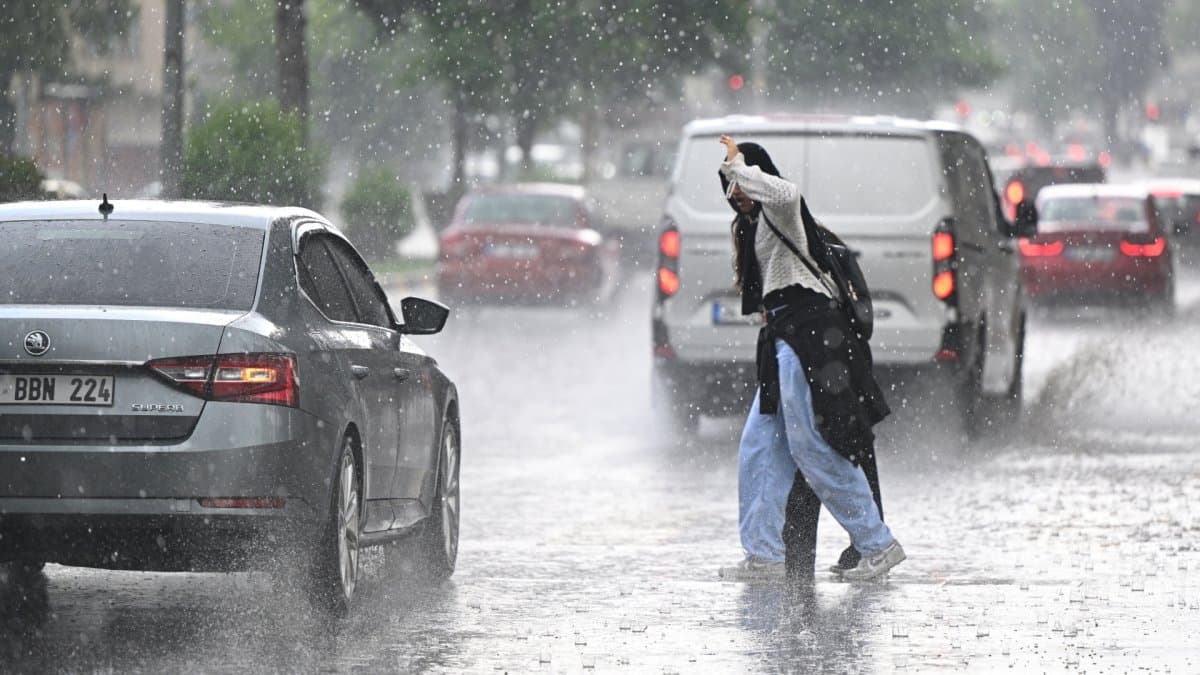 Öğleden sonraya dikkat! İstanbul'a kuvvetli yağış ve fırtına bekleniyor