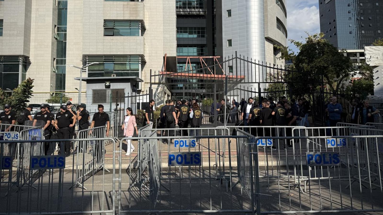 Mersin'de 2'si belediye başkanı 16 kişi tutuklandı