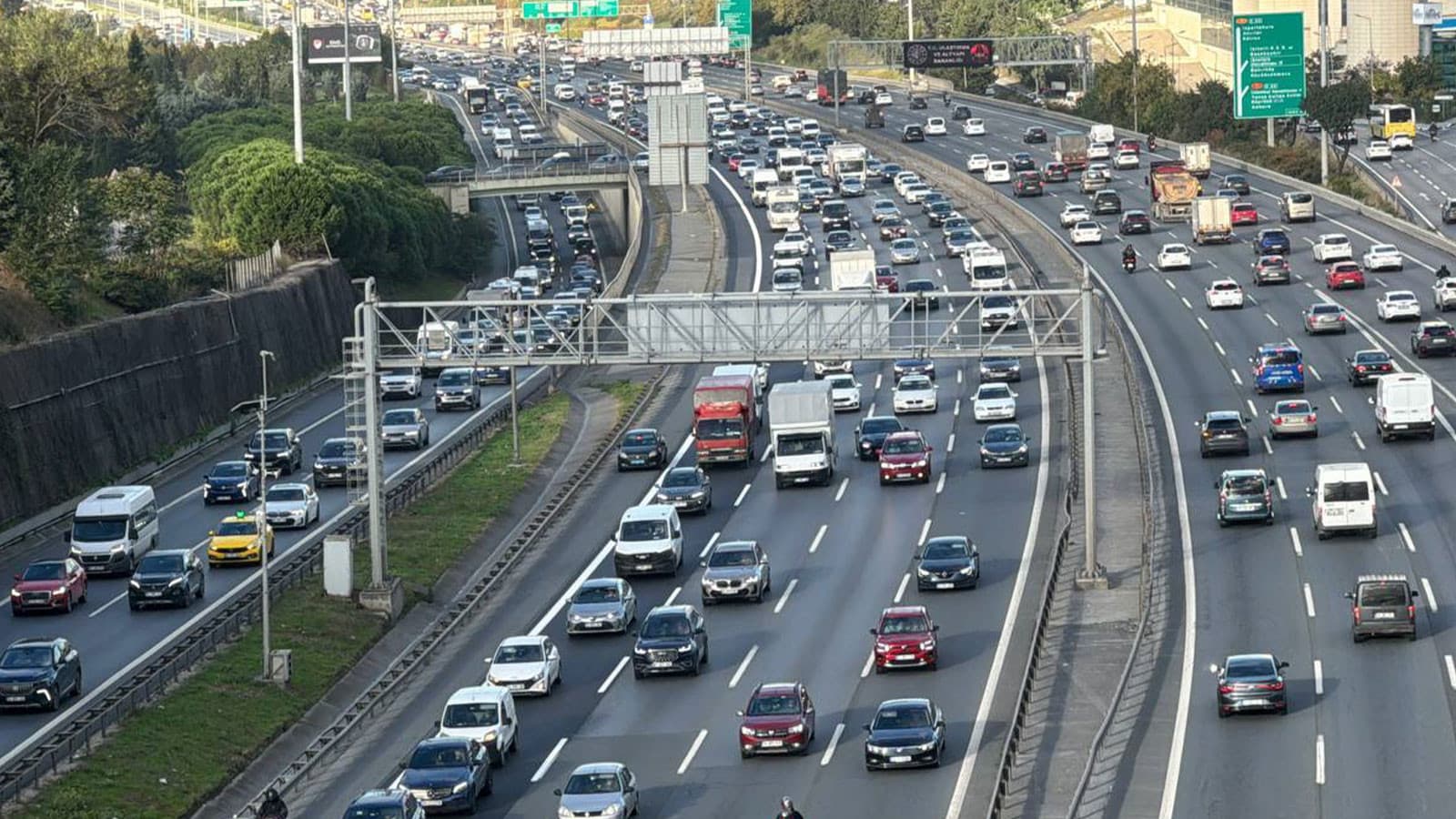 İstanbul’un iki yakasında mesai çıkışı ulaşım yavaşladı