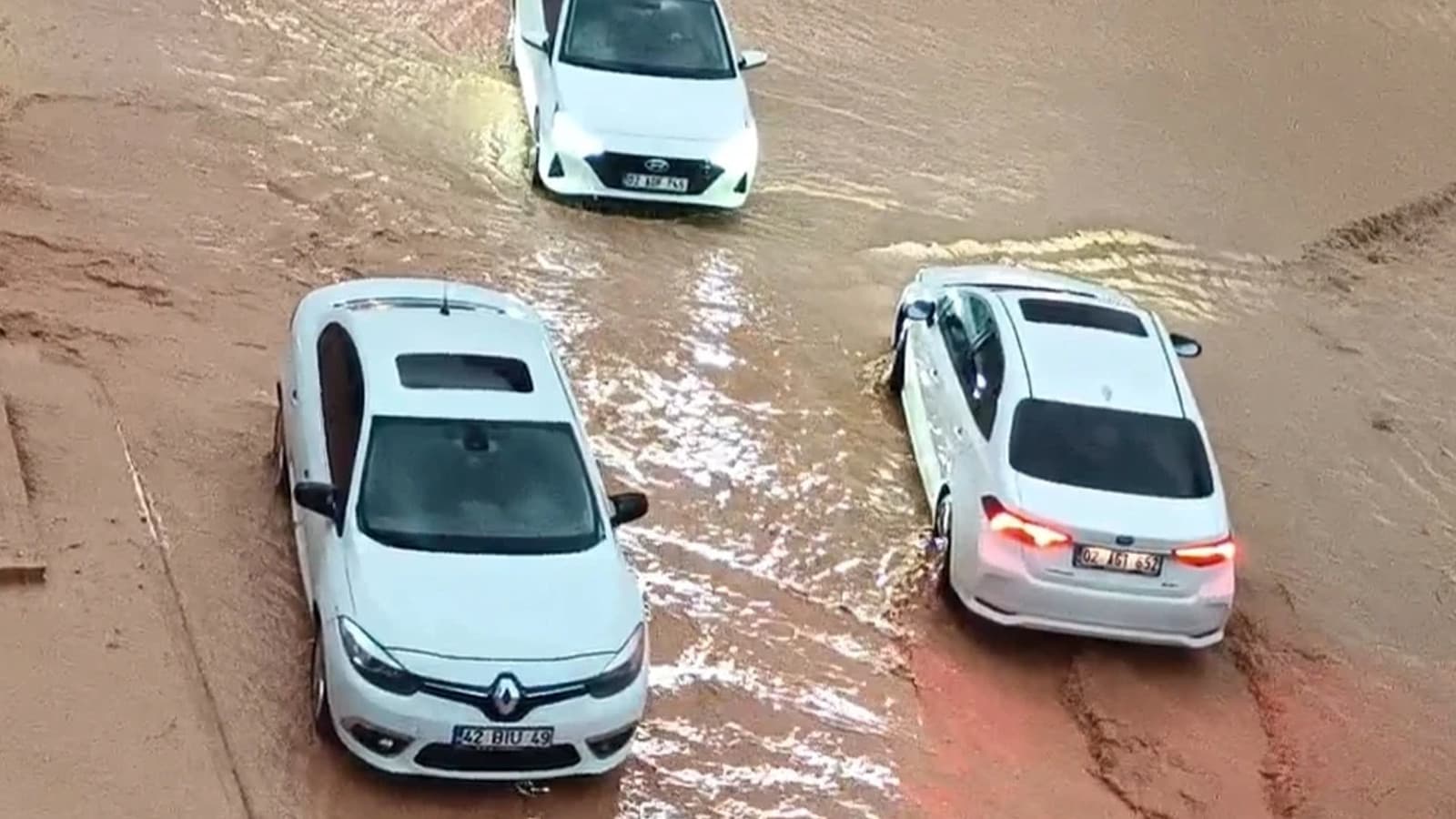 Adıyaman’da sağanak ulaşımı aksattı: Cadde çöktü, araçlar mahsur kaldı