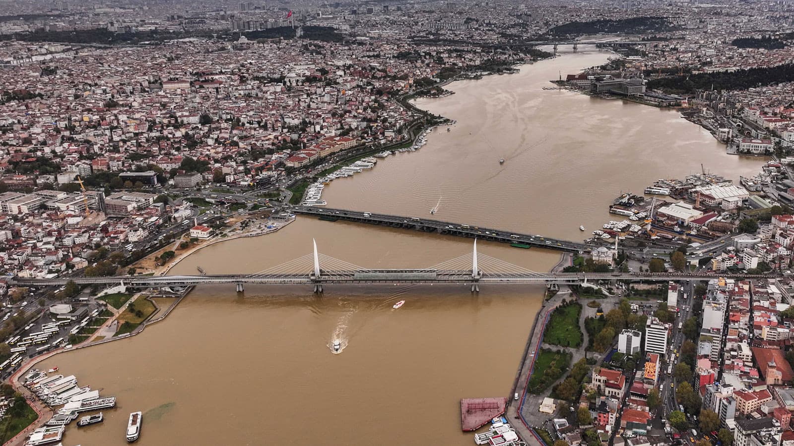 Sağanak sonrası Boğaz ve Haliç’te suyun rengi değişti
