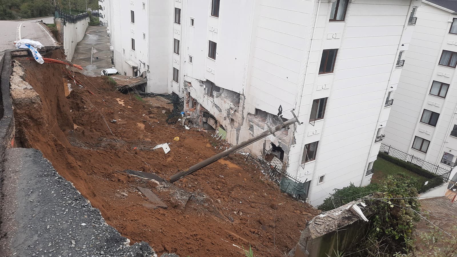 Kocaeli'de toprak kayması: 2 sitedeki 9 bina boşaltıldı