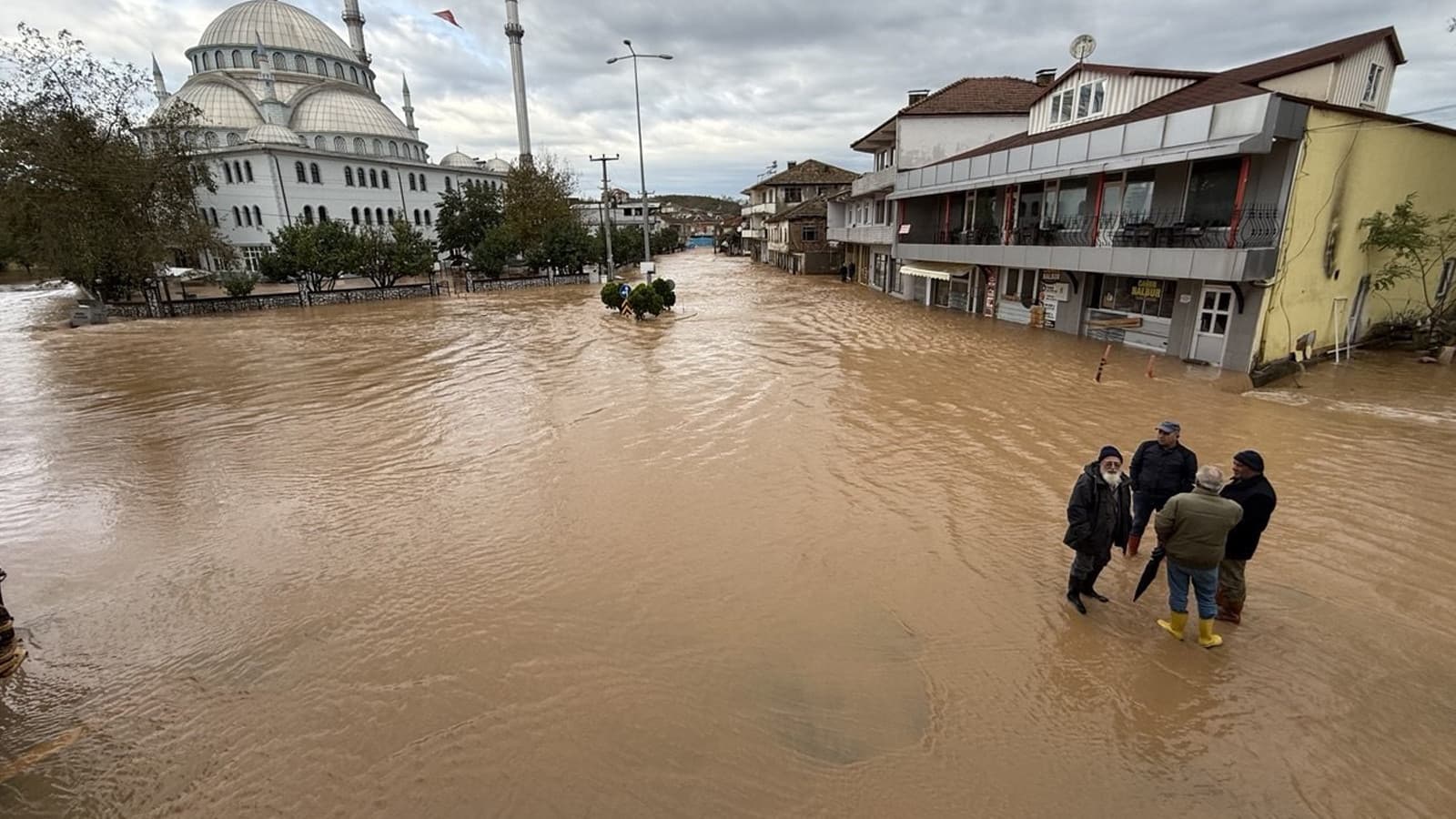 Barajın suyu taştı, mahalleyi sel bastı