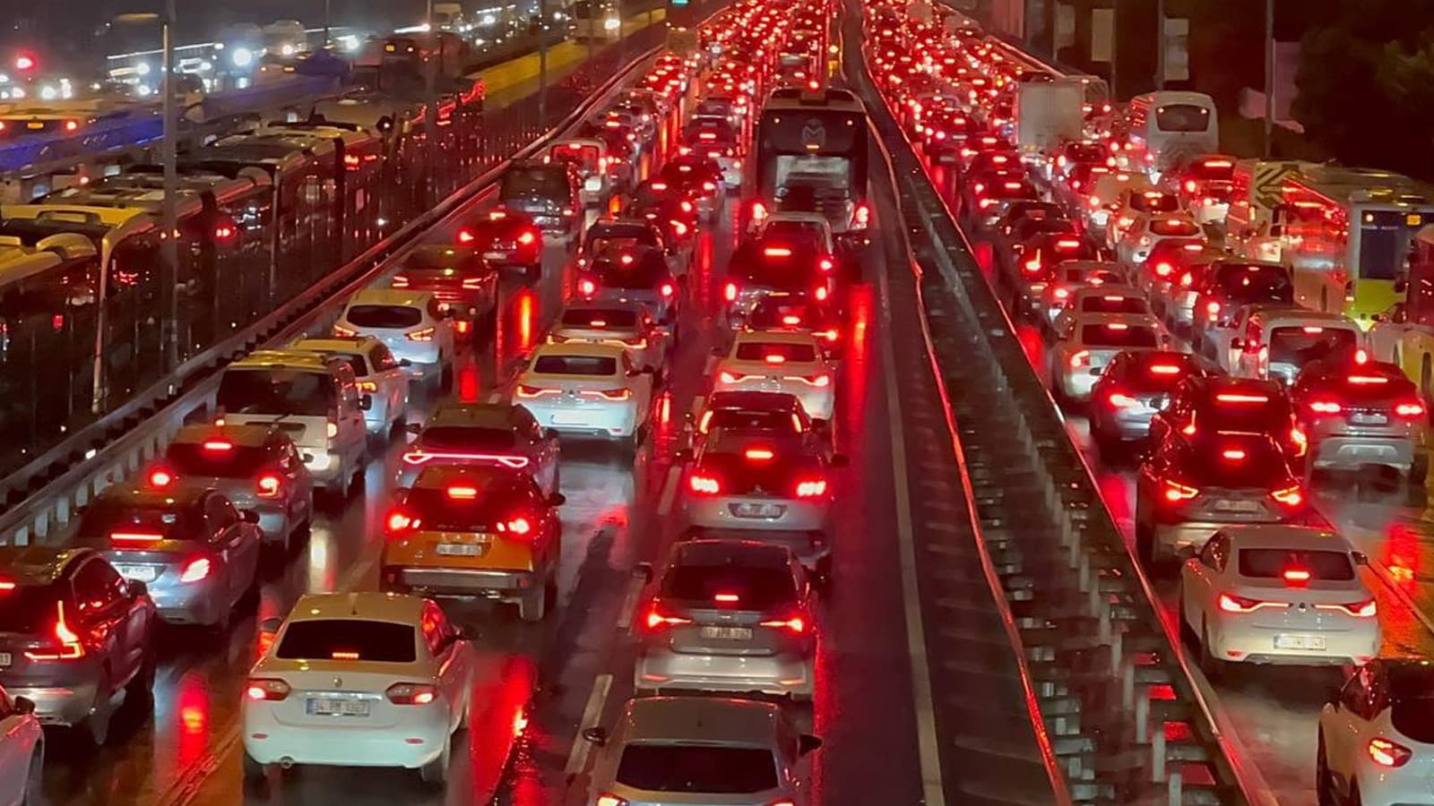 İstanbul'da akşam trafiği yüzde 76'ya ulaştı: Durma noktasına geldi
