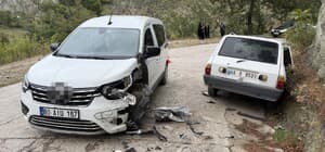 Osmaniye'de hafif ticari araçla otomobil kafa kafaya çarpıştı: 3 yaralı