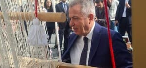 Türk bayrağı dokuma etkinliği başladı: İlk ilmek Vali Elban'dan
