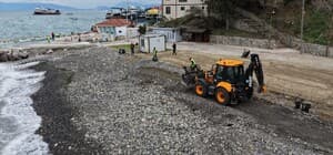 Büyükşehir ekiplerinden sahillerde temizlik çalışması