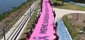 Edirne'de 18 metrelik pembe afişle meme kanserine karşı farkındalık mesajı verildi