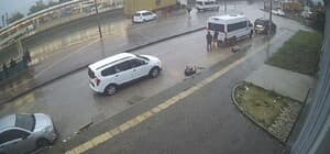 Bursa'da tırın dorsesi kontrolden çıktı...Kaza anı kamerada