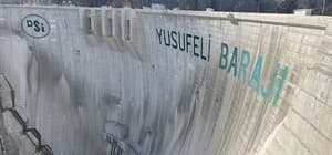 Yusufeli Barajı'nın yapımının önüne muhalefetin kurduğu baraj, ülkeyi yaklaşık 50 milyar liraya yakın zarara uğrattı CHP'nin itirazları ve Danıştay'ın durdurması nedeniyle yapımı 7 yıl geciken Yusufeli Barajı yapımından bugüne ülke ekonomisine yaklaşık 15 milyar liranın üzerinde katkı sağladı Yusufeliler yapım sürecini, yaşadıklarını ve bugünleri değerlendirdiler