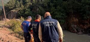 Artvin’de araç dereye düştü: 1 yaralı