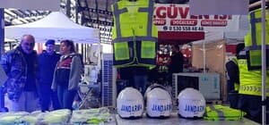 Jandarma sürücülere reflektörlü yelek hediye etti