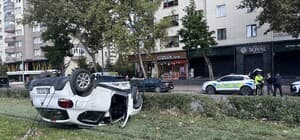 Kaza yapan otomobil takla atıp tramvay yoluna girdi: 1 yaralı