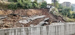 Bitlis’te yol yağışlara dayanamadı