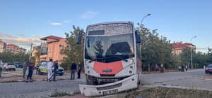 Uşak'ta yolcu midibüsü ile otomobilin çarpıştığı kazada 7 kişi yaralandı