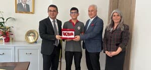 Bayrak Yürüyüşü’nde yere düşen Türk bayrağını kaldıran öğrenciye tebrik