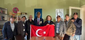 Ayvalıklı gazilerden Kent Konseyi Başkanı Füsun Atay’a anlamlı jest Türkiye Muharip Gaziler Derneği Ayvalık Temsilcisi Mehmet Kıranoğlu, Kent Konseyi Başkanı Füsun Atay’a Türk Bayrağı hediye etti
