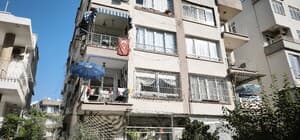 Zemininde çatlak ve çökme meydana gelen binada inceleme sürüyor