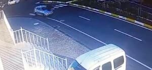 Otomobilin yaya geçidinde 2 öğretmene çarptığı kaza kamerada