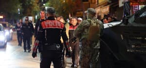 Elazığ'da dev asayiş uygulaması: Eğlence mekanları, cadde ve sokaklar tek tek denetlendi Tatlıcıda görevli özel birey, sahadaki emniyet müdürünü fark edince dışarıya koşarak sarıldı