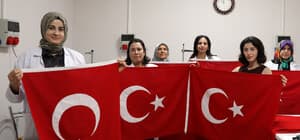 Bayrak sevgisini el emeğiyle yaşatıyorlar
