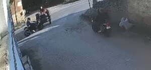 Motosiklet, traktöre ardından durağa çarptı; sürücünün ağır yaralandığı kaza kamerada