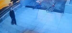 Son kez otomobili park edip ayakkabısız halde yürürken görüntülendi, 4 gündür haber alınamıyor Alanya’da 4 gündür kayıp olan oğlunu annesi gözyaşlarıyla bekliyor Alanya Balıkçı Hali yakınlarına park ettikten sonra ayakkabısız şekilde yürüyerek uzaklaştığı anlar güvenlik kamerasında Kayıp oğluna seslenen anne: "Seni başka memleketlerden buldum, oturduğumuz yerde neden bulamıyorum"