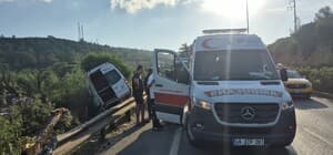 Makas atıp minibüsü şarampole uçurdu: 2 yaralı
